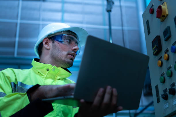 기계 공장의 수석 엔지니어 준비 상태를 확인하기 위해 기계의 전자 회로를 점검 - computer control room hardhat computer monitor 뉴스 사진 이미지