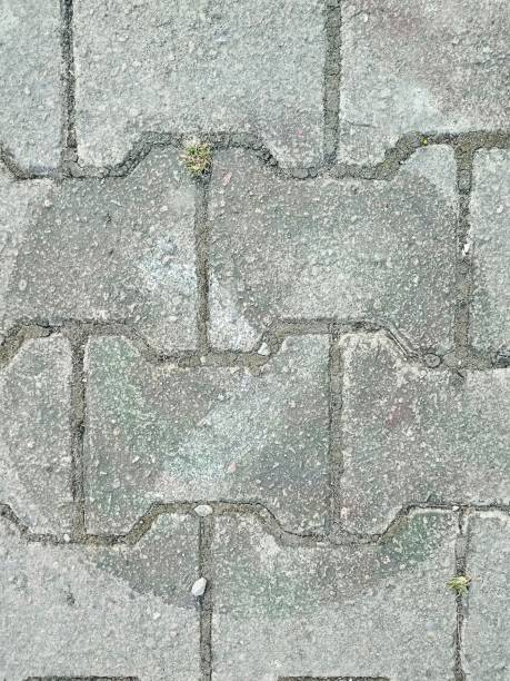 traccia di una lettera su un pavimento di cemento - alphabet brick brick wall dirty foto e immagini stock