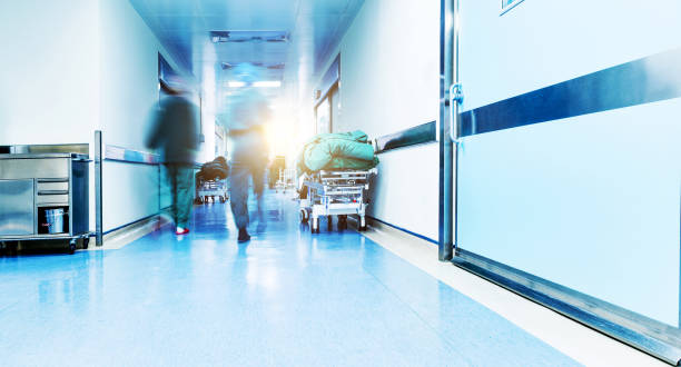 médicos o enfermeras caminando en el pasillo del hospital, movimiento borroso - hospital ward fotografías e imágenes de stock