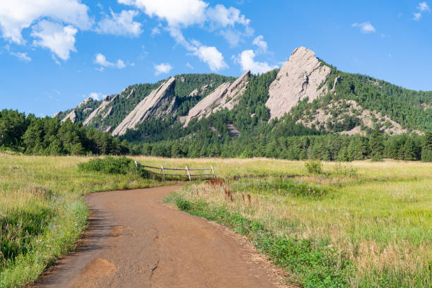 flatiron peaks perto de boulder, colorado - flatirons colorado boulder mountain range - fotografias e filmes do acervo