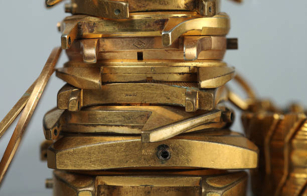 오래된 금도금 시계 케이스, aurum, au 표시가 있습니다. - gold jewelry scrap metal broken 뉴스 사진 이미지