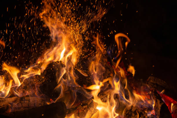 caliente chimenea de madera y de fuego ardiente - fire pit fire camping burning fotografías e imágenes de stock