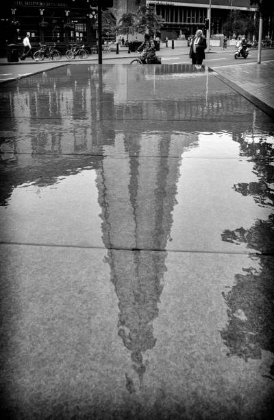 die scherbe spiegelt sich in einem wasserspiel in der tooley street, southwark - building feature fotos stock-fotos und bilder