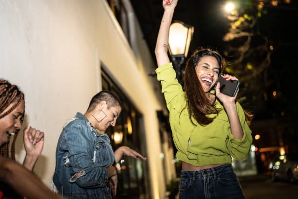 amigas se divertindo na cidade à noite - alter ego flash - fotografias e filmes do acervo