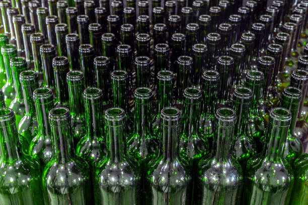 bottiglie di vino vuote conservate nello stabilimento di imbottigliamento. concetto di riciclaggio del vetro. - bottling plant winemaking wine factory foto e immagini stock