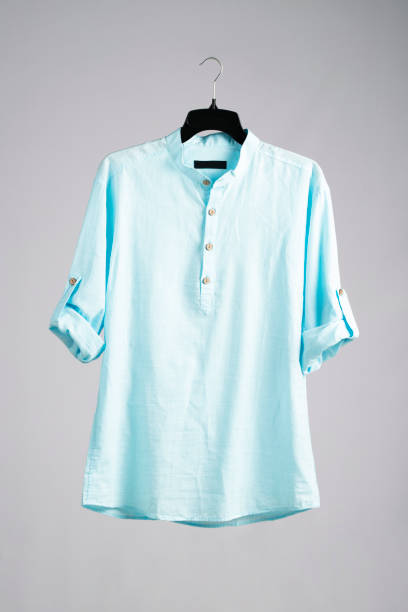 camisa - shirt hanger hanging blue fotografías e imágenes de stock