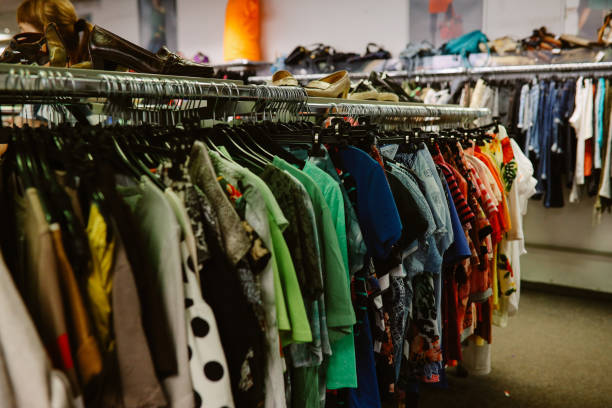 vêtements dans une boutique de seconde main vintage - dépôt vente photos et images de collection