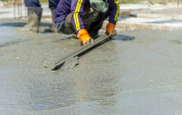 istock Construction under the building with mason plastering concrete to a cement floor 1415477080