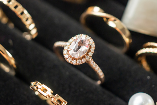 Los anillos de diamantes de joyería de oro se muestran en el escaparate de exhibición de la tienda minorista de lujo photo
