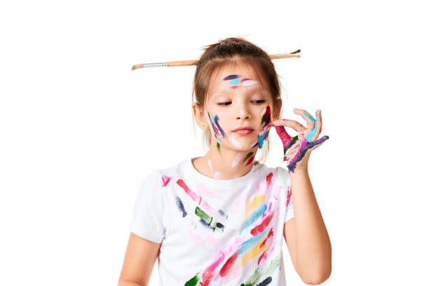 niña en pintura colorida con pincel en el cabello - confusion single object human finger one person fotografías e imágenes de stock