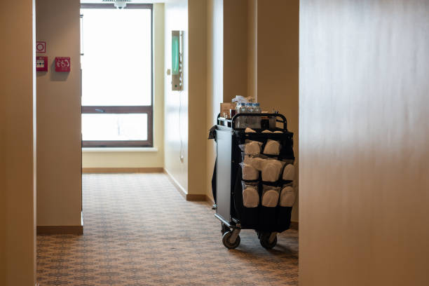 un chariot de nettoyage utilisé par les femmes de ménage dans un couloir d’hôtel désert - hotel occupation photos et images de collection