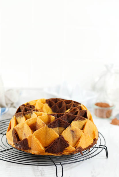 marble bundt cake on white wooden table. - marmer imagens e fotografias de stock