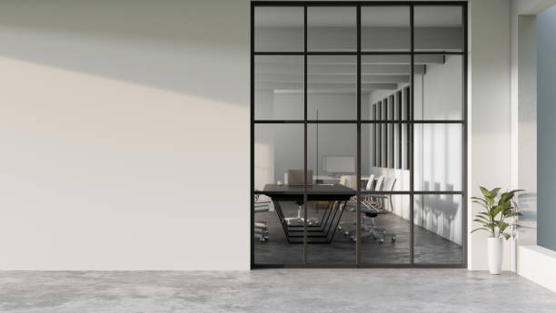 moderner minimaler weißer bürokorridor oder flurinnenraum mit einem großen fenster durch den besprechungsraum - architecture office business glass stock-fotos und bilder