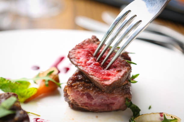 restaurant gang menü lendenstück filet steak - steak filet mignon gourmet fillet stock-fotos und bilder