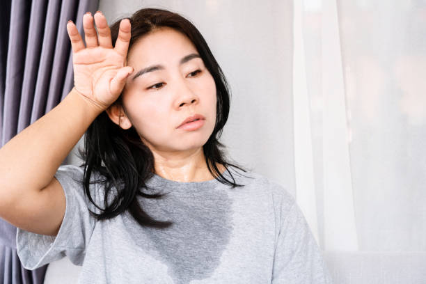 femme asiatique en sueur par temps chaud portant un sweat-shirt - sweat women wet shirt photos et images de collection
