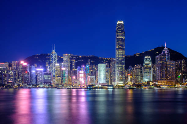 hong kong skyline at night - victoriahamnen bildbanksfoton och bilder