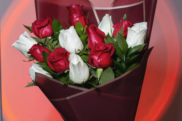 букет роз - dozen roses gift single flower rose стоковые фото и изображения