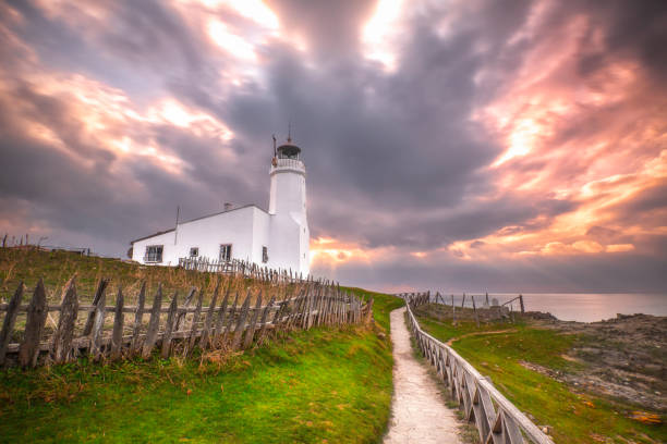 farol em inceburun, sinop. turquia. i̇nceburun é o ponto mais setentrional da turquia. - lighthouse storm sea panoramic - fotografias e filmes do acervo