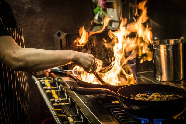 fuoco e cuochi cinesi - cucina commerciale foto e immagini stock