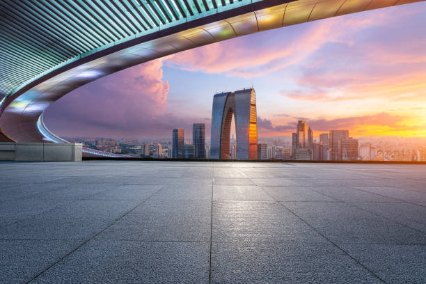 piso vacío y horizonte de la ciudad con edificio en suzhou - architecture asia bridge city fotografías e imágenes de stock