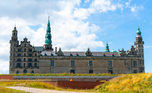 kronborg castle on a summers day. iconic danish stronghold by oresund sound. - kronborg castle imagens e fotografias de stock