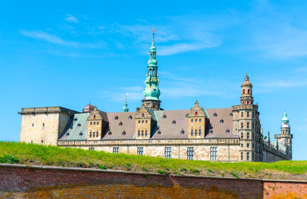 kronborg castle on a summers day. iconic danish stronghold by oresund sound. - kronborg castle imagens e fotografias de stock