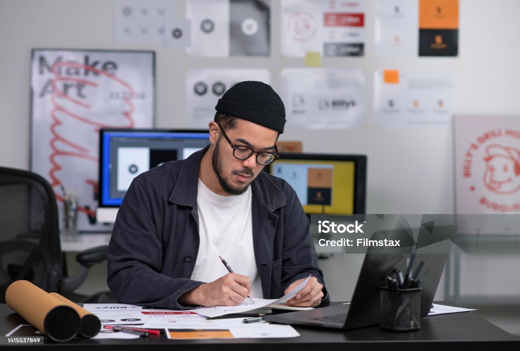 Designeur Asian Graphic Designer Working In Office Artist Creative Designer ...