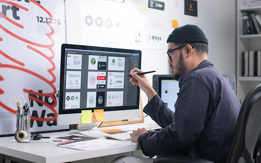 Diseñador gráfico asiático trabajando en oficina. Artista Diseñador Creativo Ilustrador Concepto de Habilidad Gráfica. photo