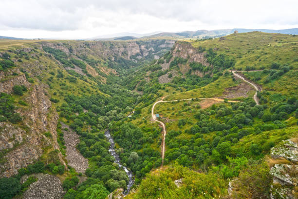 Landscape of Tsalka (Dashbash) Canyon Natural Monument is a canyon carved by Ktsia (Khrami) River in the stream bed cut through the volcanogenic rocks of Dashbash volcanic plateau Tbilisi Georgia 9 August 2022 paisaje del monumento natural del cañón de tsalka (dashbash) es un cañón tallado por el río ktsia (khrami) en el lecho del arroyo cortado a través de las rocas volcánicas volcánicas de dashbash meseta volcánica tbilisi georgia 9 agosto 2022
