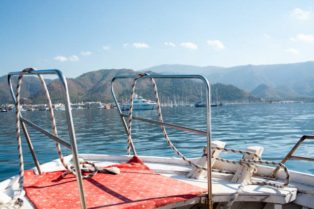 pachołek cumowniczy z liną na statku. węzeł na słupku cumowniczym łodzi. zbliżenie - moored nautical vessel tied knot sailboat zdjęcia i obrazy z banku zdjęć