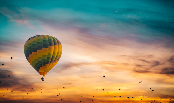 atemberaubende morgenansicht und ballons in kappadokien, die bei sonnenaufgang abheben. - heißluftballon stock-fotos und bilder