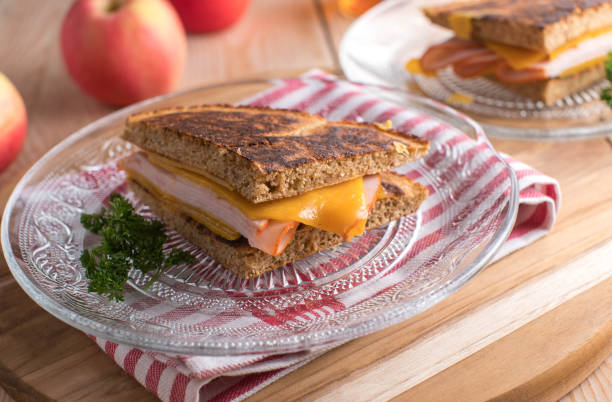 pane in padella di farina d'avena con prosciutto e formaggio - sandwich turkey lunch table foto e immagini stock