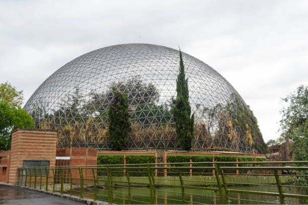 cúpula de vidrio en el parque ecológico en puebla, méxico - aviary fotografías e imágenes de stock