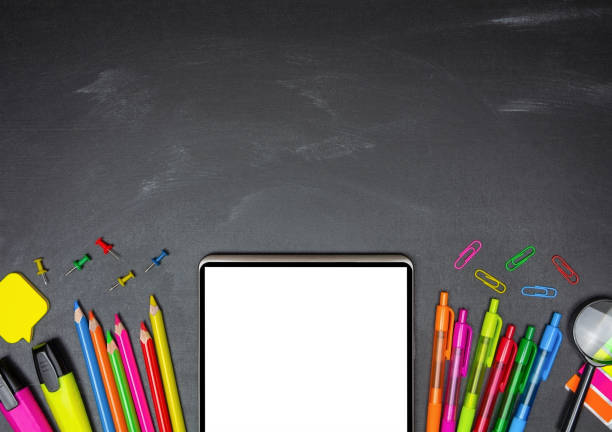 materiale scolastico colorato e tablet digitale su sfondo lavagna. vista dall'alto con spazio di copia - blackboard frame elementary school directly above foto e immagini stock