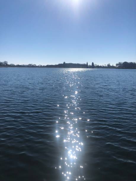 istock Diamonds dancing on the lake 1415613203