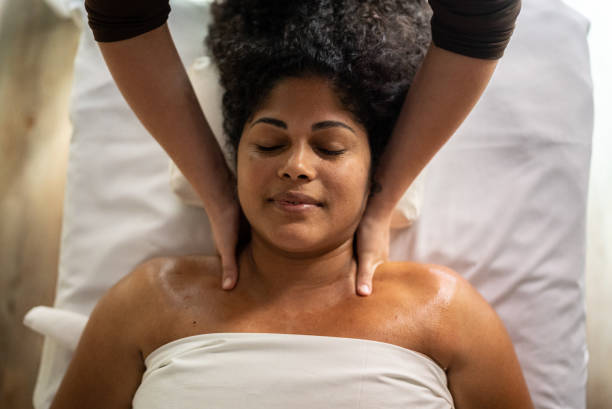 femme recevant un massage dans un spa - shiatsu photos et images de collection