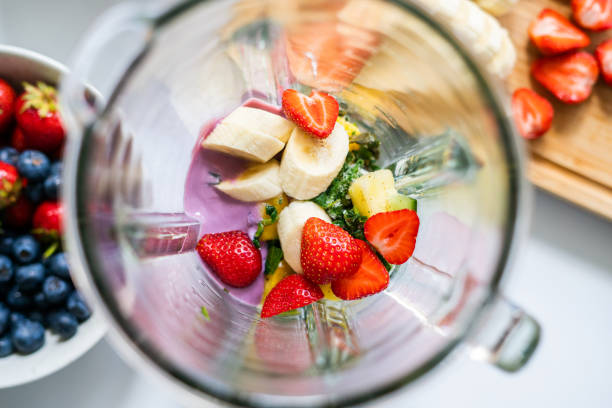 ingredientes de smoothie de frutas em um liquidificador - preparing food indoors horizontal close up - fotografias e filmes do acervo