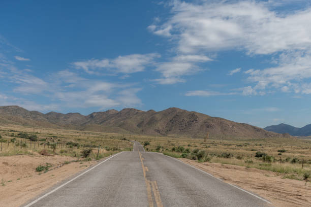 vista panoramica sulle organ mountains vicino a las cruces, nuovo messico - arid climate asphalt barren blue foto e immagini stock