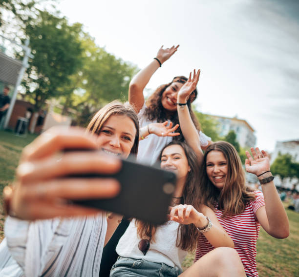 amigos dar uma selfie no parque - music festival park friendship summer - fotografias e filmes do acervo