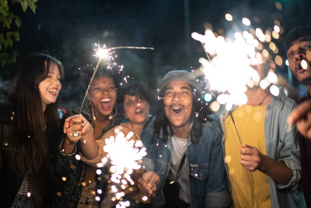 amigos comemorando com faíscas na rua à noite - laughing night women party - fotografias e filmes do acervo