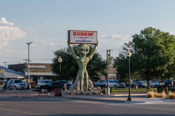 культовый розуэлл, нью-мексико, вид на город летом на закате - roswell стоковые фото и изображения