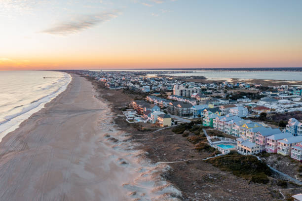 widok z lotu ptaka na atlantic beach north carolina patrząc na południe o zachodzie słońca - south carolina beach south north carolina zdjęcia i obrazy z banku zdjęć