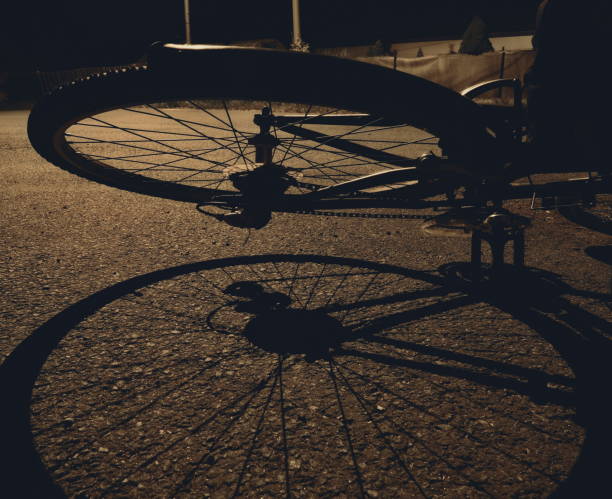 bicycle wheel and its shadow at night - 3500 imagens e fotografias de stock