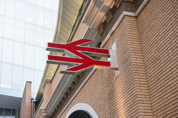 logotipo ferroviário britânico vermelho na parede de tijolos laranjas - british rail - fotografias e filmes do acervo