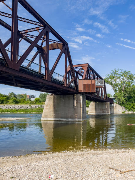 old rail bridge y dique trail en grand river, brantford, canadá - ontario spring bicycle city life fotografías e imágenes de stock