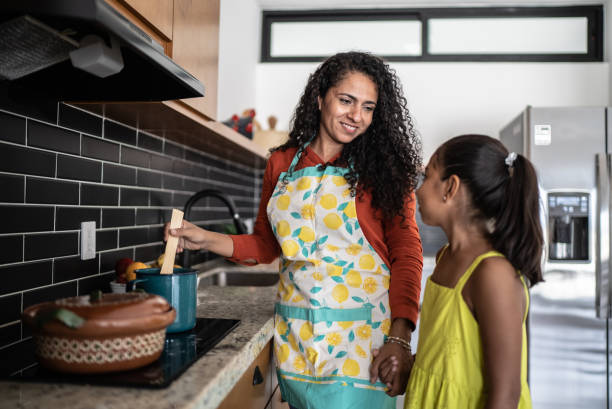 madre e figlia cucinano a casa - mexican pots foto e immagini stock