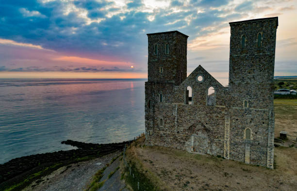 reculver towers - herne bay photos et images de collection