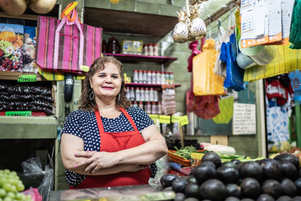 portrait d’une femme d’âge mûre propriétaire d’entreprise dans son magasin du marché - grocer photos et images de collection