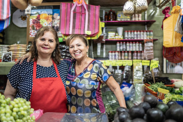 portrait de femmes d’affaires partenaires dans un magasin du marché local - grocer photos et images de collection