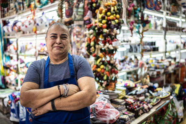 porträt einer reifen kleinunternehmerin vor ihrem geschäft - lateinamerikaner oder hispanic stock-fotos und bilder